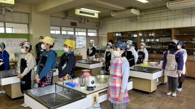 山武市立蓮沼小学校にて、生米から作る蒸しパン作りを行いました。